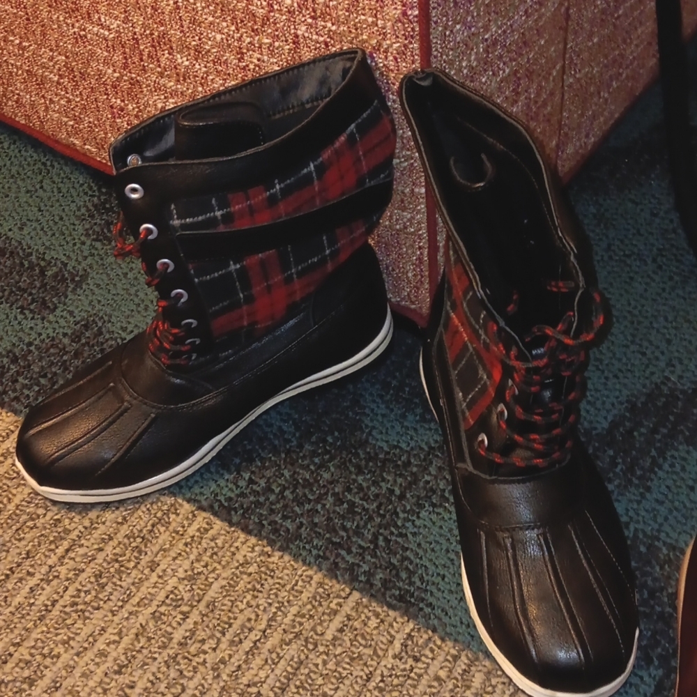Brand new lot of 2Avon Winter Cushion Walk-Plaid boots size 8